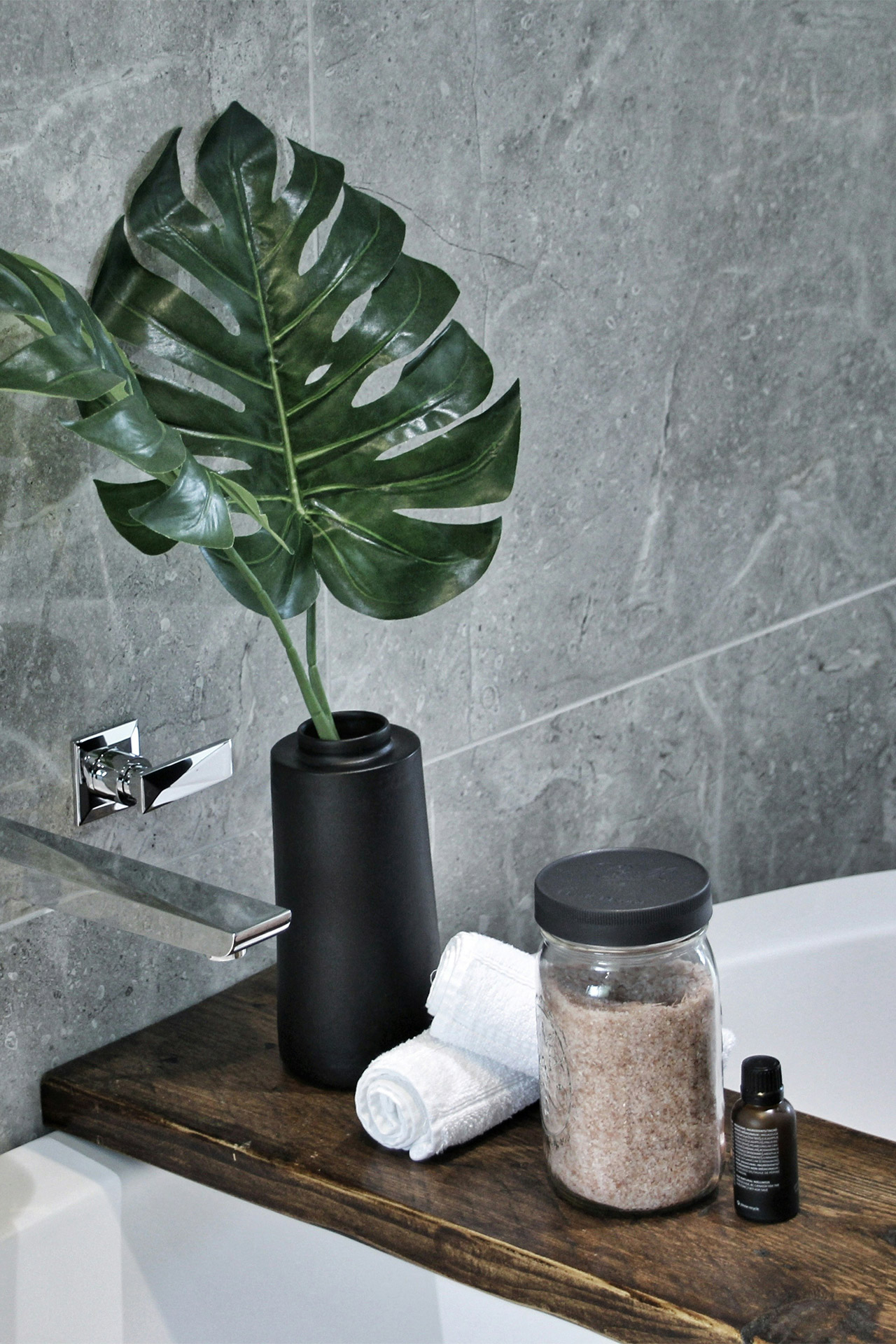 Graue Fliesen im grossen Format